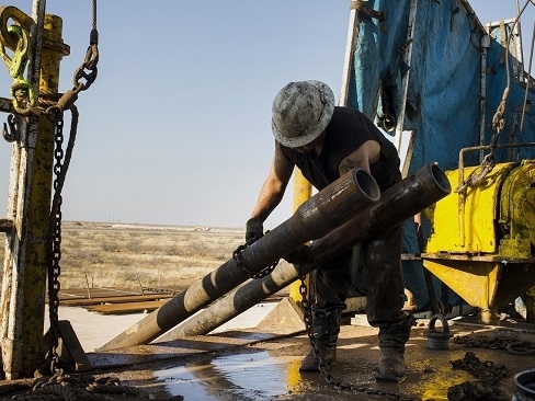 Giá dầu rớt khỏi đỉnh 6 tháng do USD hồi phục
