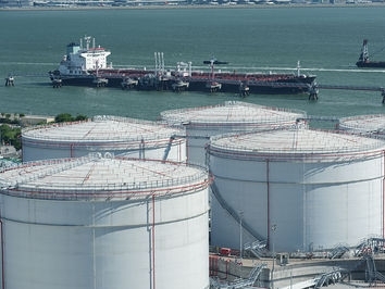 Giá dầu lần đầu tăng trong 3 phiên do nguồn cung giảm