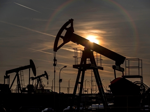Sao giá dầu lại giảm khi đáng lẽ phải tăng?