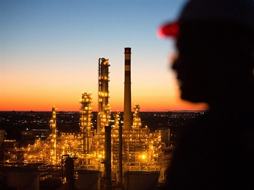 Giá dầu tăng đột biến do lo ngại nguồn cung từ Libya và Brazil