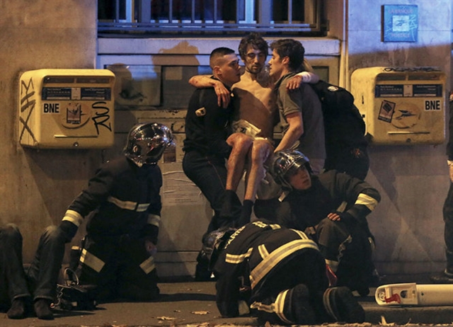 Khủng bố tại Paris: Ít nhất 120 người chết