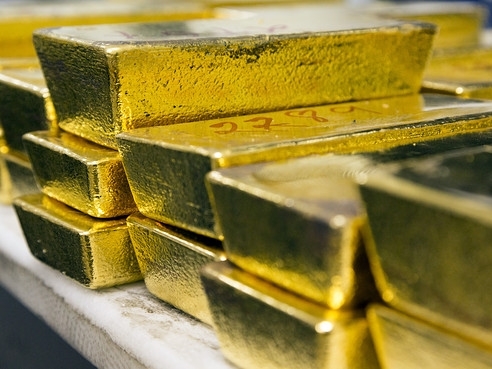 Giá vàng tiếp tục tăng bất chấp USD mạnh lên