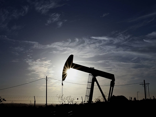 Giá dầu tiếp tục giảm do lo ngại thừa cung