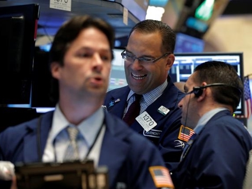 S&P rơi khỏi đỉnh, Dow Jones tăng phiên thứ 8 liên tiếp