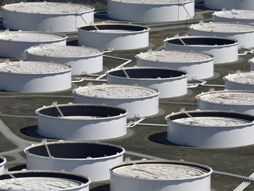 Giá dầu Mỹ bắt đáy mới do lo ngại về tình trạng thừa cung
