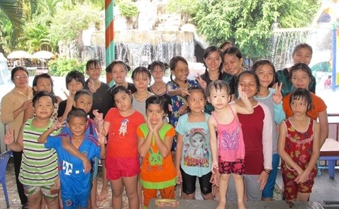 CapitaLand Việt Nam tổ chức “Ngày hội Bơi lội”  cho trẻ em đường phố của mái ấm Hoa Hồng tại TPHCM