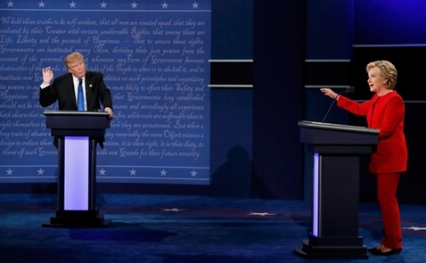 Trump và Clinton đối đầu nảy lửa trong tranh luận trực tiếp đầu tiên