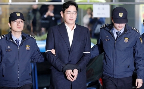 Tỷ phú Jay Y. Lee của Samsung bị kết án: Vật tế thần chính trị?