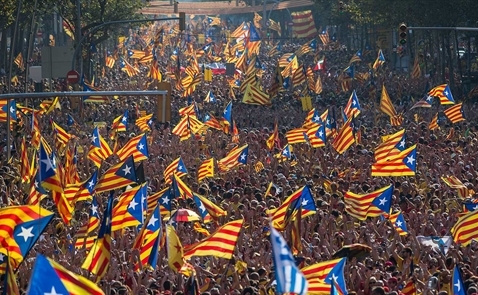 Vùng Catalonia bị tước quyền tự trị sau khi tuyên bố độc lập