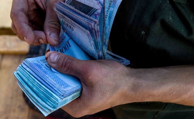 Một tập tiền đổi lấy cốc cà phê tại Venezuela