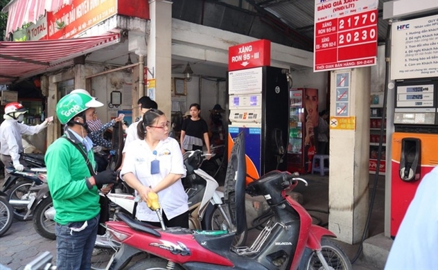 Petroleum enterprises enter retail market: Tien Phong