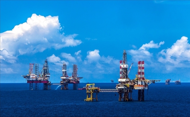 Vietnam's state oil firm PetroVietnam considers stockpiling oil amid low prices