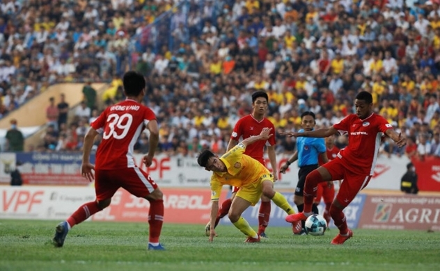 Vietnam league restarts with packed crowds as coronavirus risk abates