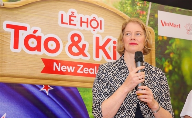 Đại sứ New Zealand thưởng thức táo và kiwi của đất nước mình ngay tại VinMart