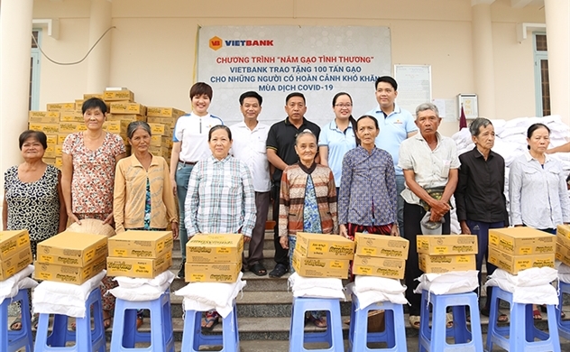 100 tấn gạo từ Vietbank được trao tặng đến các gia đình gặp khó khăn