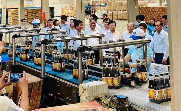 Phó Thủ tướng Trịnh Đình Dũng thăm Nhà máy Nước khoáng Vĩnh Hảo