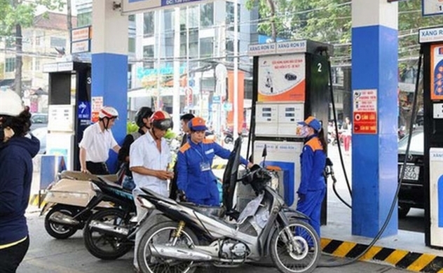 Petrol prices rise by over VND380 in final review of the year