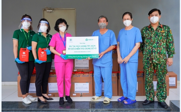 Hội tai mũi họng TP.HCM và các tỉnh phía Nam trao tặng hàng ngàn sản phẩm vệ sinh mũi họng cho các bệnh viện tuyến đầu