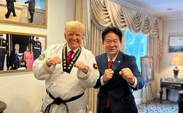 Cựu Tổng thống Trump nhận cửu đẳng huyền đai Taekwondo