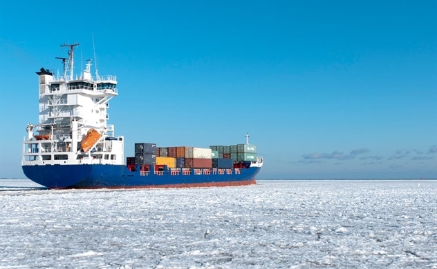 Biển đóng băng sớm bất thường, nhiều tàu mắc kẹt chờ giải cứu