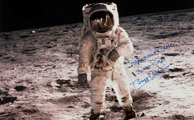 "Bụi Mặt Trăng" do Neil Armstrong thu thập dự kiến thu về đến 1.2 triệu USD thông qua đấu giá