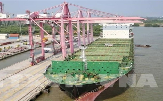 Vietnamese, French firms launch joint venture providing barge services