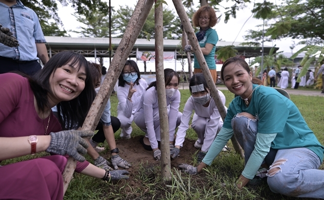 Hoa hậu H’Hen Niê truyền cảm hứng trồng cây cho học sinh
