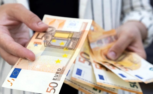 Đồng Euro giảm xuống mức thấp nhất so với đồng USD trong 20 năm