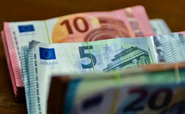 Lần đầu tiên trong 20 năm, euro rẻ hơn USD