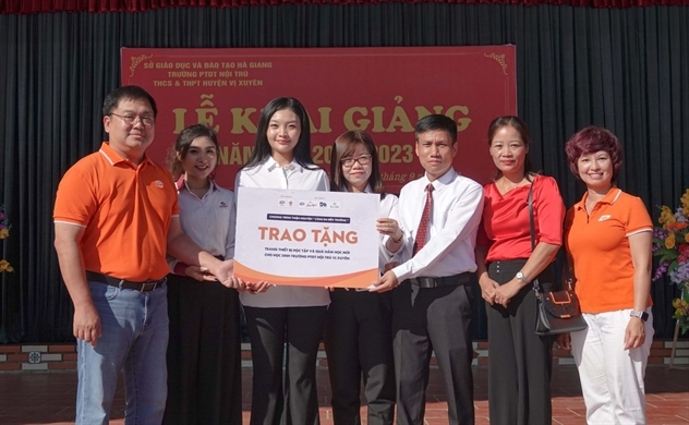 FPT Telecom trao quà năm học mới cho các em học sinh Vị Xuyên