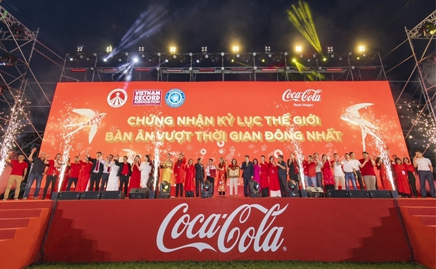 COCA-COLA Việt Nam xác lập Kỷ lục “Bàn ăn Tết Việt có số gia đình tham gia đông nhất thế giới”