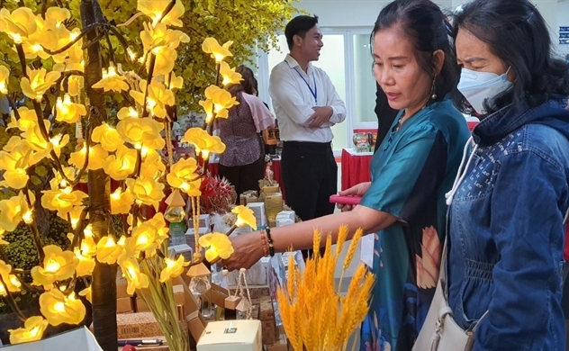 Gần 100 doanh nghiệp tham gia Chợ Tết Việt