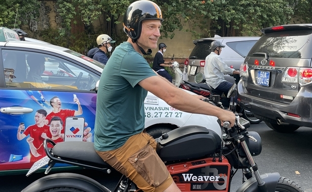 “Nhập gia tùy tục” sao phim Games of Thrones mặc quần short, đi xe máy ở Việt Nam