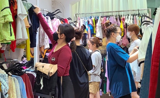 Second-hand clothing shops a favorite in Ho Chi Minh City given economic downturn