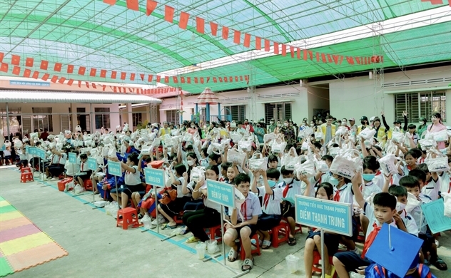 CapitaLand Development hỗ trợ dụng cụ học tập cho 1.400 học sinh của 4 trường tại Việt Nam