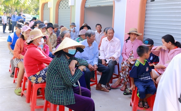 Khám sức khỏe và cấp phát thuốc miễn phí cho 600 người dân ở thôn Vĩnh Hội, tỉnh Bình Định