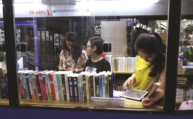 Người Việt mê uống bia, quên đọc sách