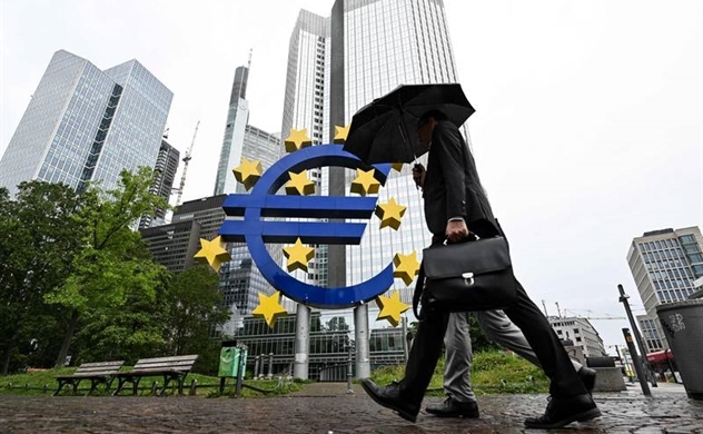 Nguồn cung tiền của Eurozone giảm lần đầu tiên sau 13 năm