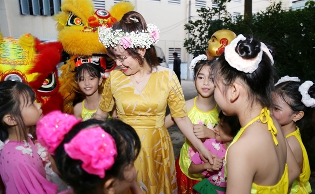 Nữ tỉ phú Nguyễn Thị Phương Thảo đón Trung thu cùng các em nhỏ
