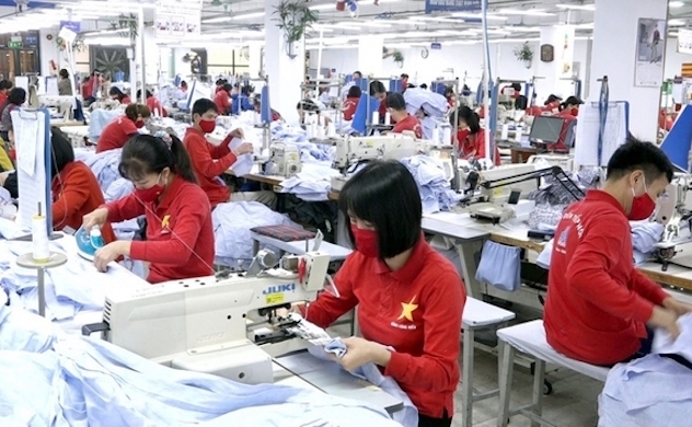 HCMC garment enterprises pin down fresh orders