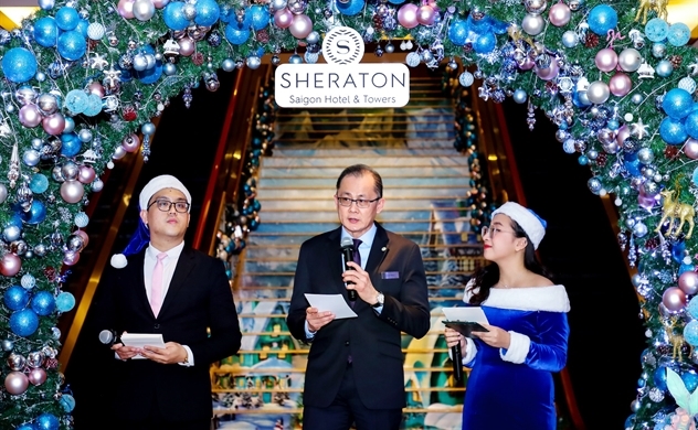 Khách sạn Sheraton Saigon thắp sáng cây thông Giáng sinh 2023