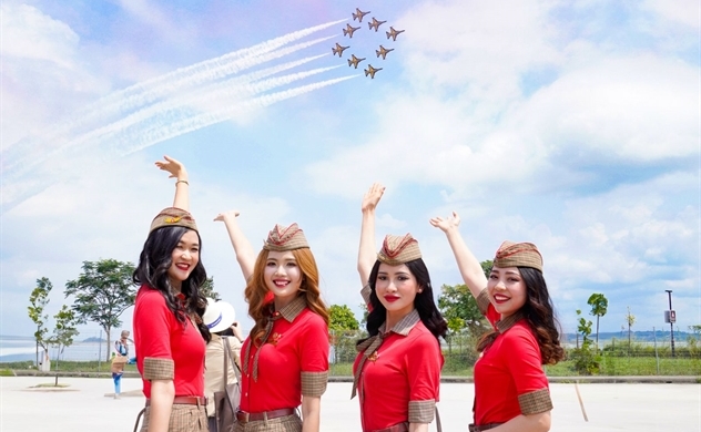 Tiếp viên hàng không Vietjet xuất hiện nổi bật tại Triển lãm hàng không lớn nhất châu Á