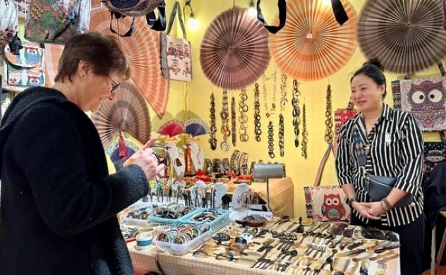 Thủ công mỹ nghệ Việt thu hút khách tại Hội chợ Paris
