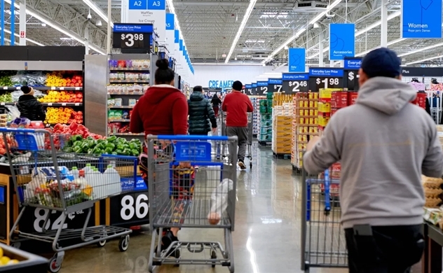 Hoạt động kinh doanh của Walmart tăng vọt khi người mua săn giá thấp
