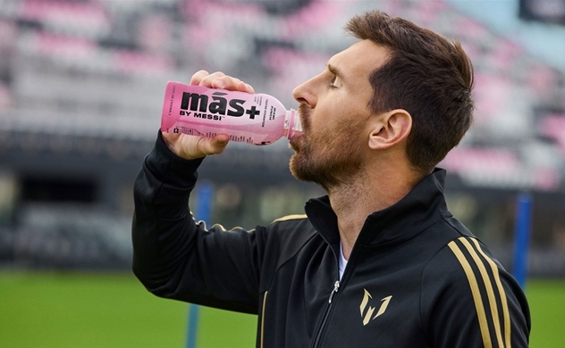 Siêu sao bóng đá Lionel Messi đang cạnh tranh sản phẩm đồ uống thể thao