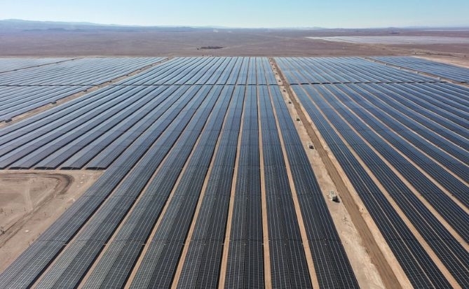 Nhà máy điện mặt trời khổng lồ trên sa mạc