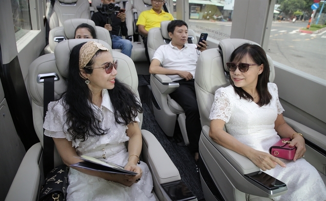 Ra mắt xe chở khách có ghế siêu sang giúp hành khách thư giãn và ngủ ngon