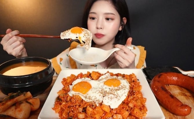 Thế giới Mukbang: Giải trí hay nguy cơ?