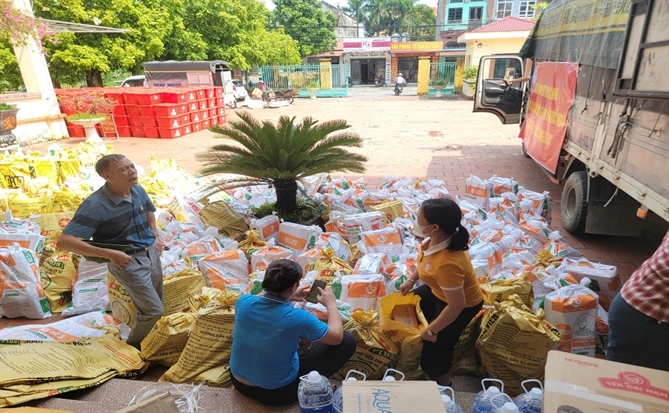 ALOV thăm hỏi, tặng quà người dân chịu ảnh hưởng bão số 3