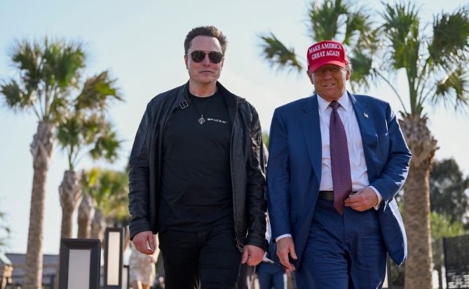 Tỉ phú Elon Musk đưa ông Donald Trump theo dõi SpaceX phóng tàu vũ trụ Starship